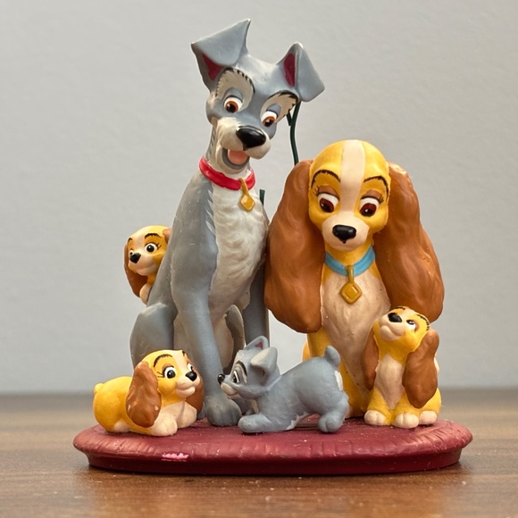 Hallmark Keepsake Ornament Walt Disney's LADY & THE TRAMP Family Portrait 1999 - Picture 2 of 11